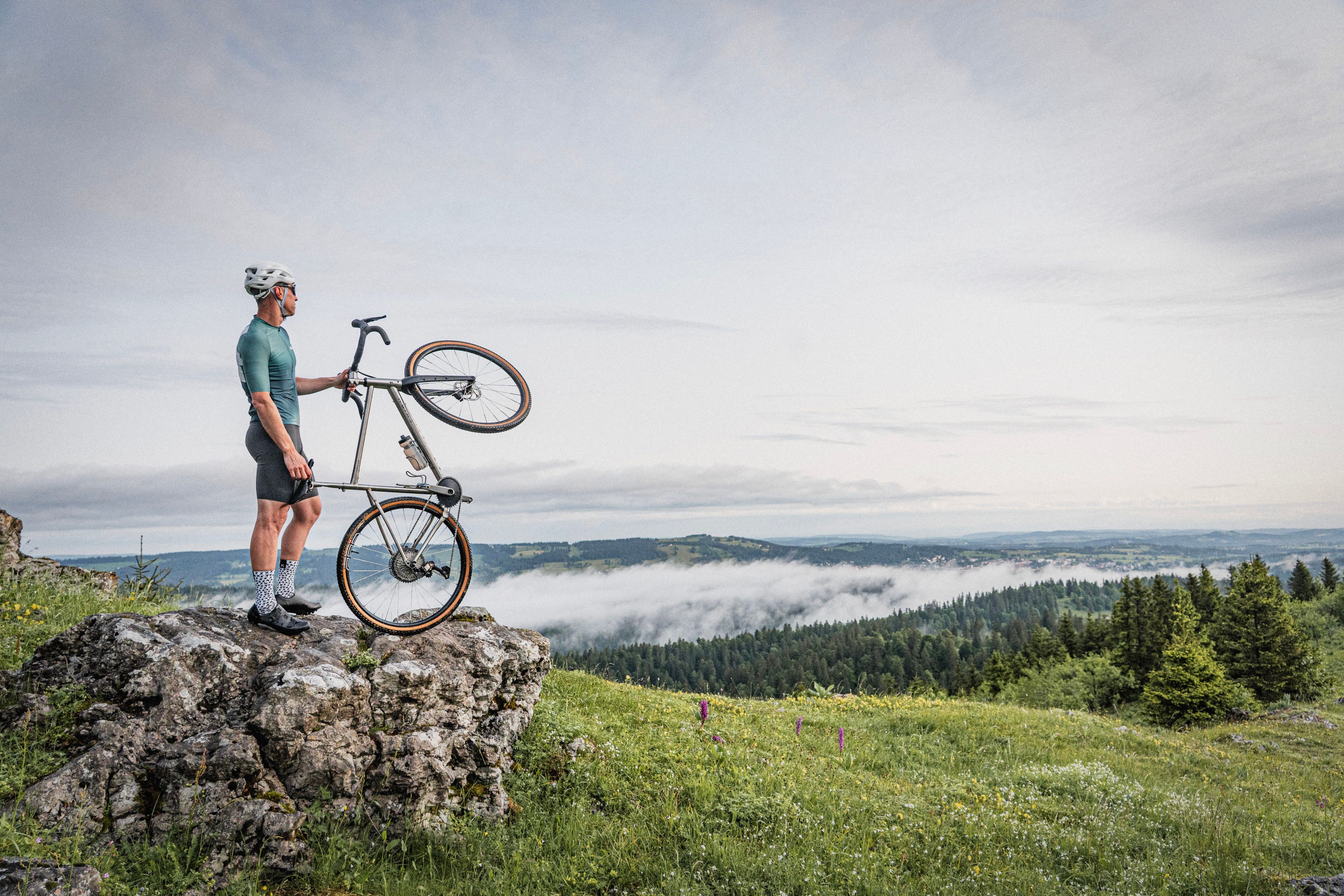 Vélo de bikepacking d'occasion inspecté avant l'achat