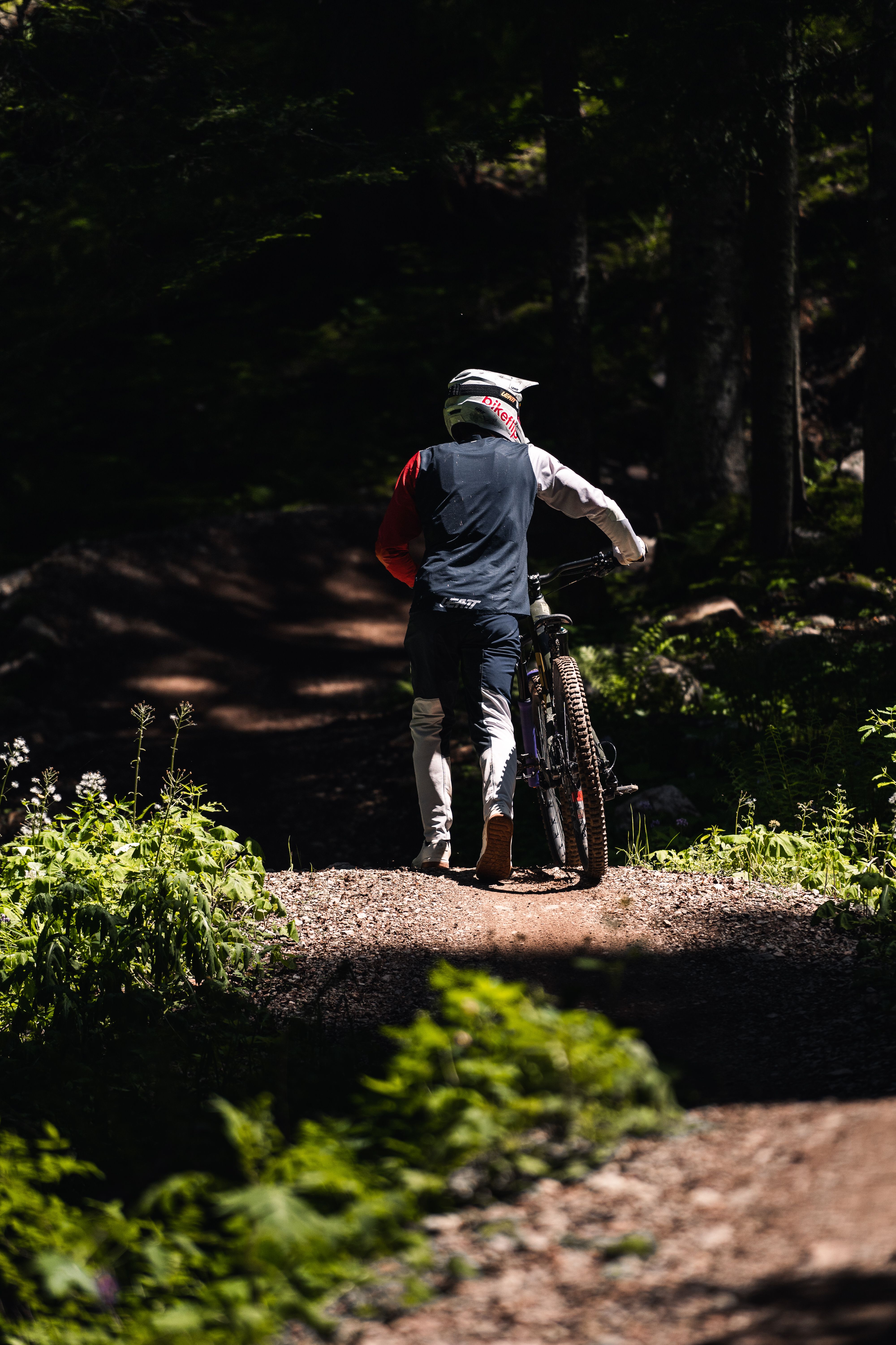 VTT chargé d'équipement de bikepacking sur un sentier alpin