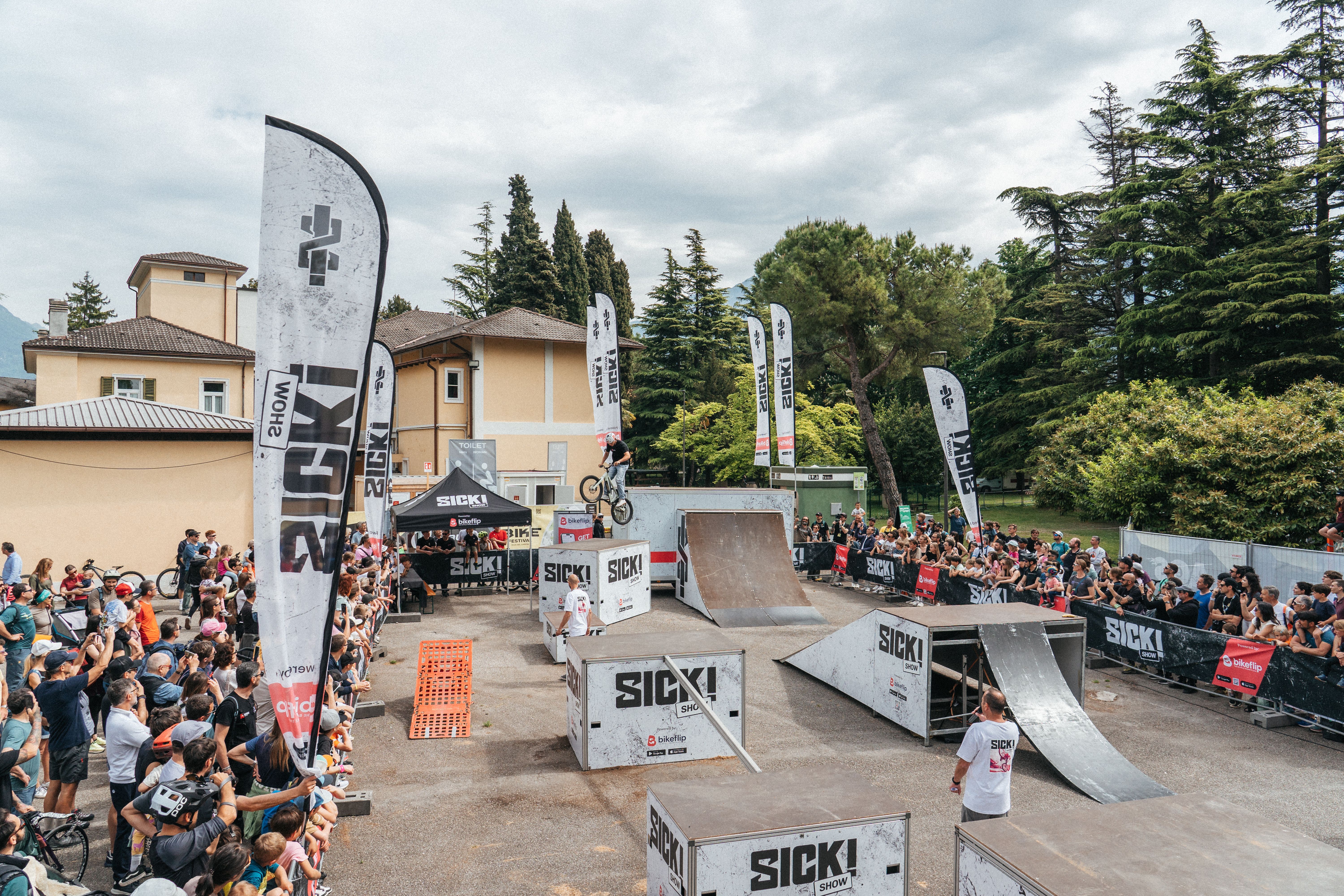 DOVE CI ESIBIAMO.jpg