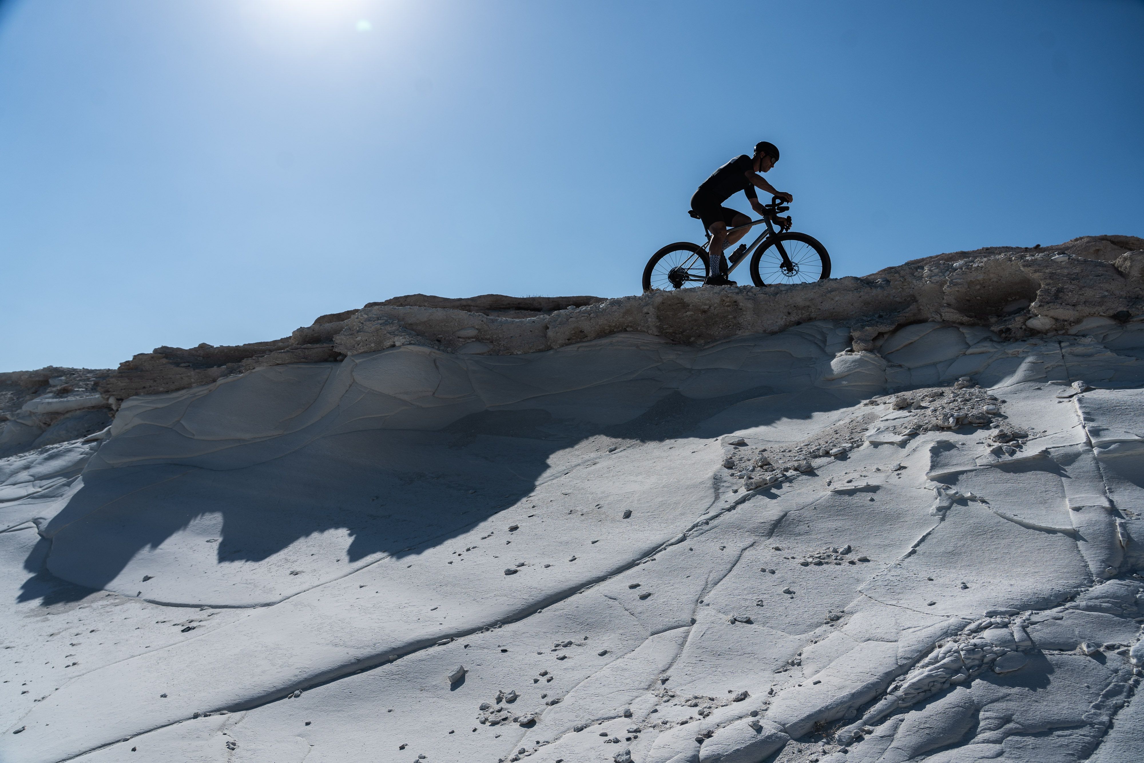 Vélo gravel garé sur un chemin de gravier au paysage pittoresque