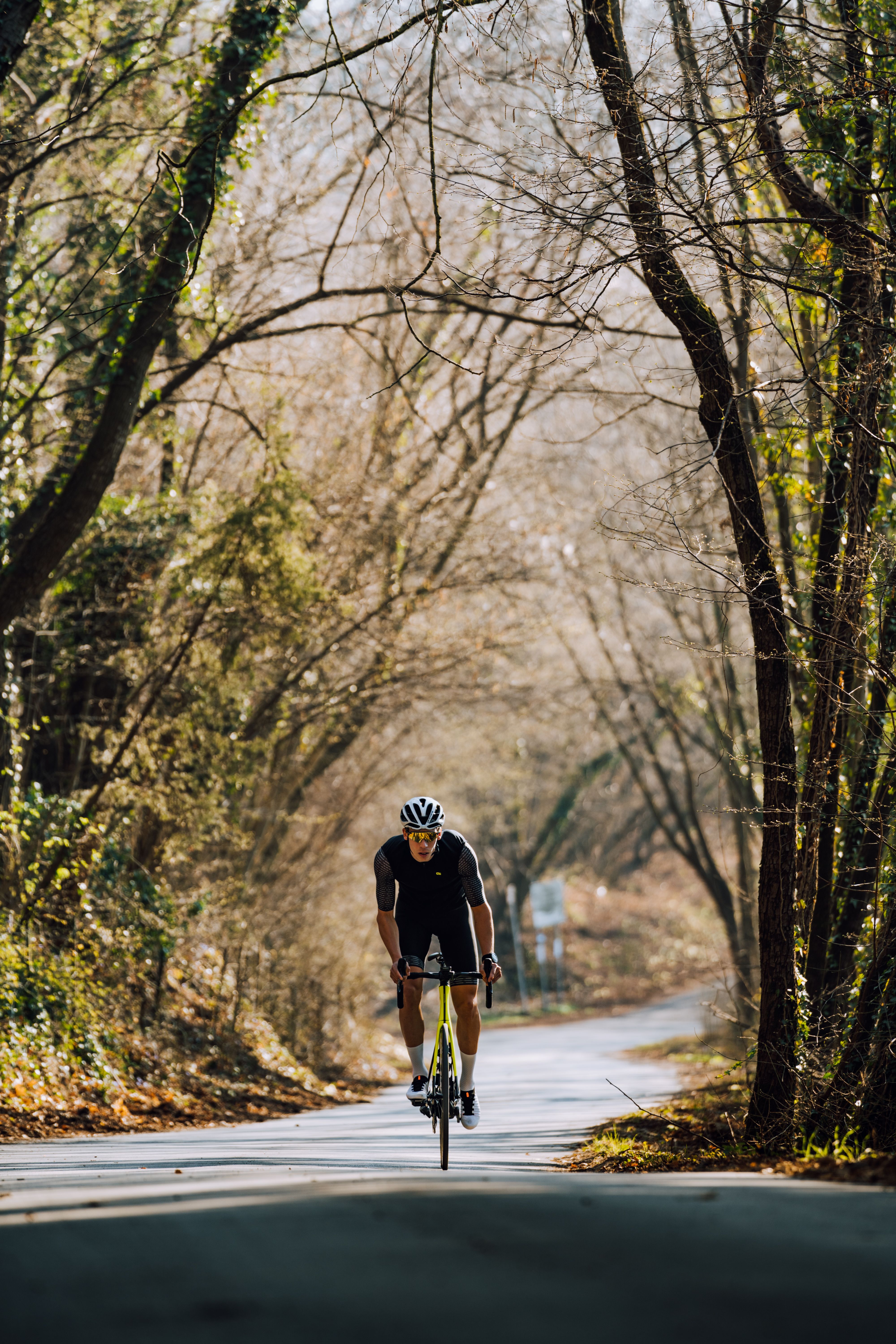 Vélo de route appuyé contre un mur, préparé pour un voyage de bikepacking