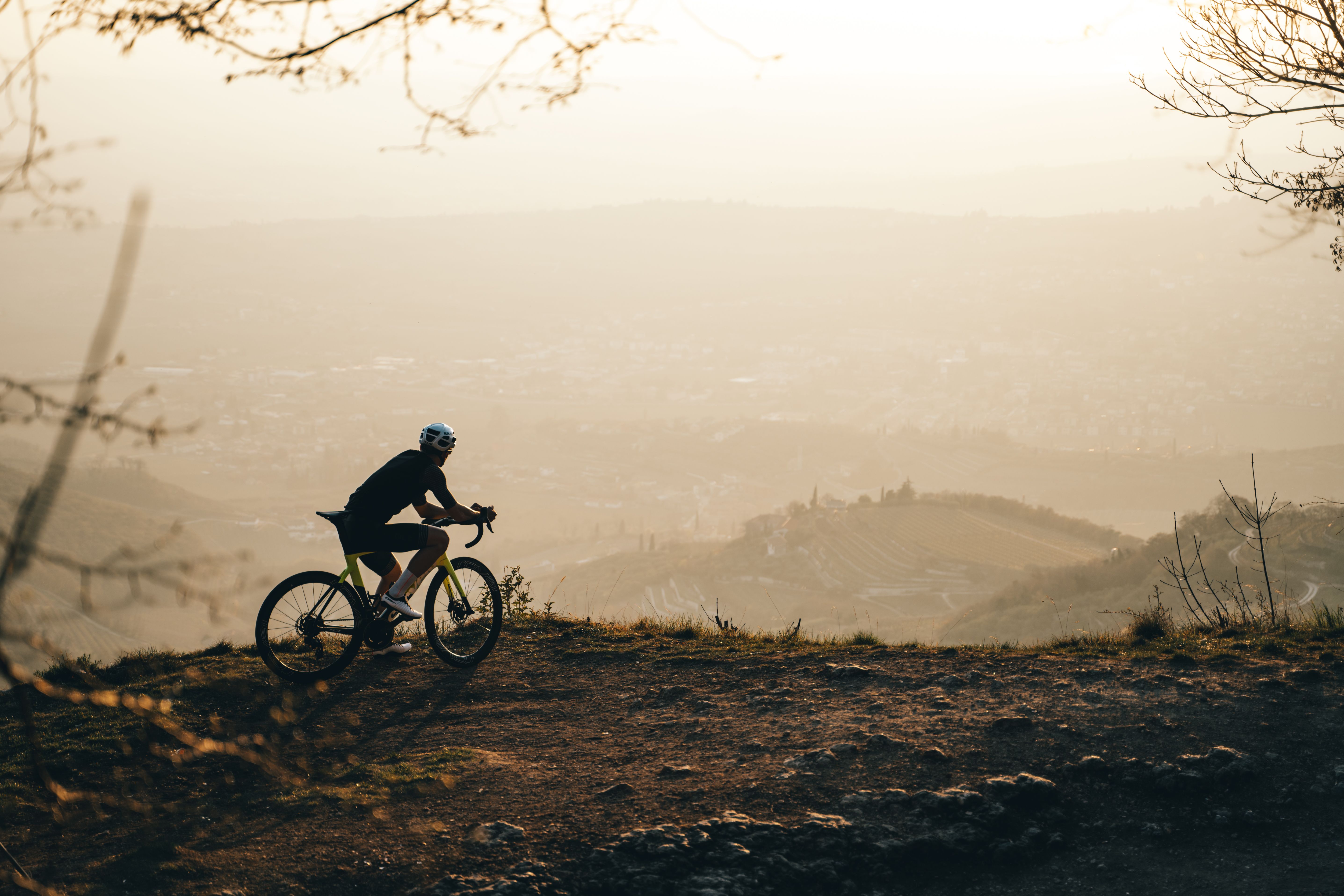 Vélo de route équipé pour du bikepacking léger sur asphalte