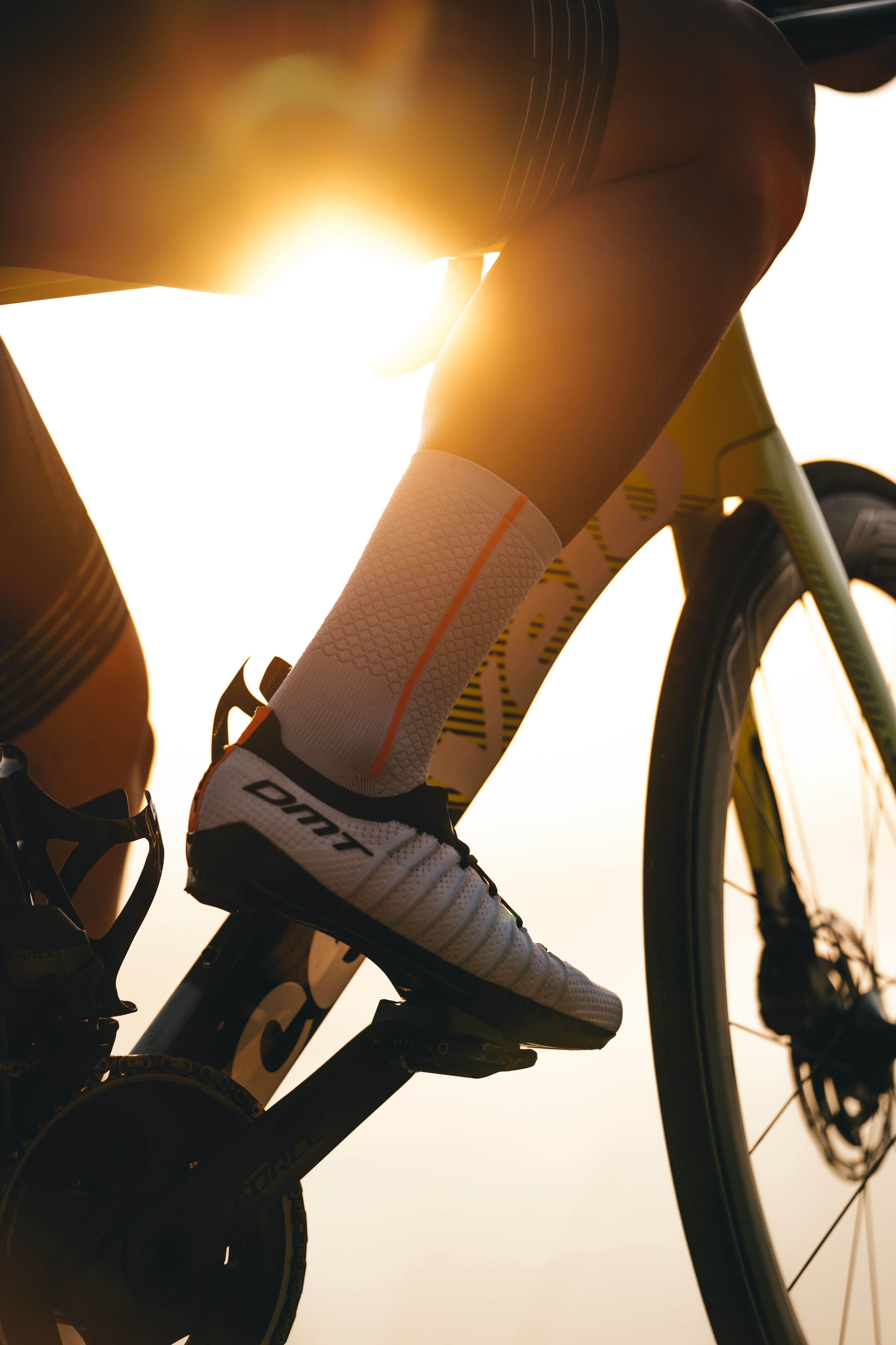Cycliste roulant sur un vélo de route chargé pour le bikepacking