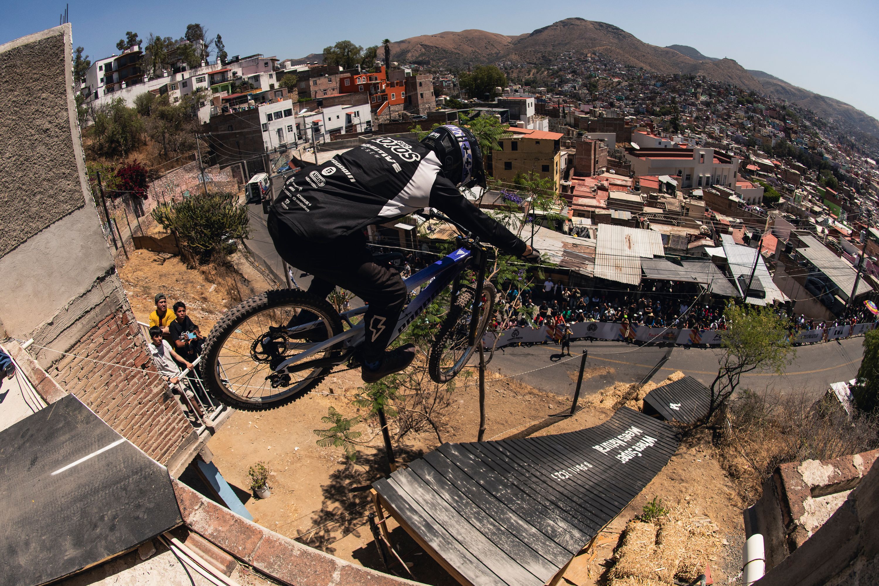 Phil Atwill en course de downhill